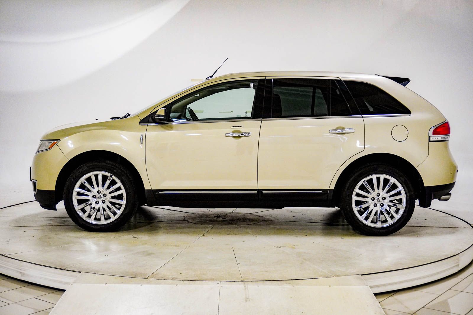 Used 2015 Lincoln MKX FWD w/ Equipment Group 101A image 4