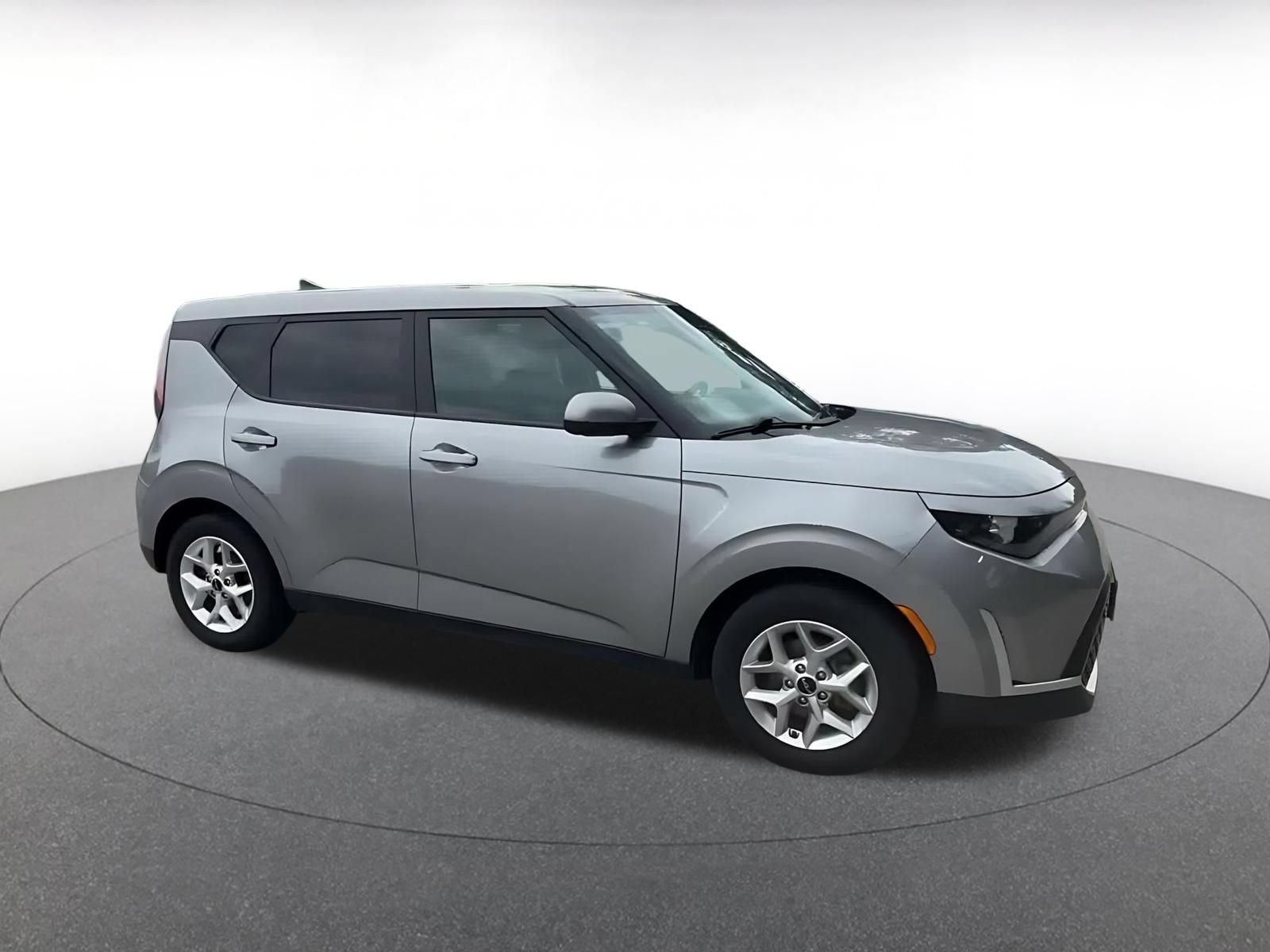 Used 2025 Kia Soul LX w/ LX Technology Package FWD image 2