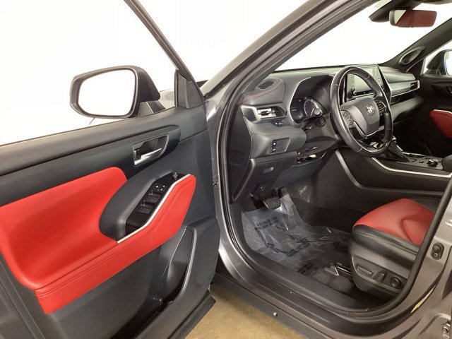 Used 2021 Toyota Highlander XSE AWD/4WD image 9