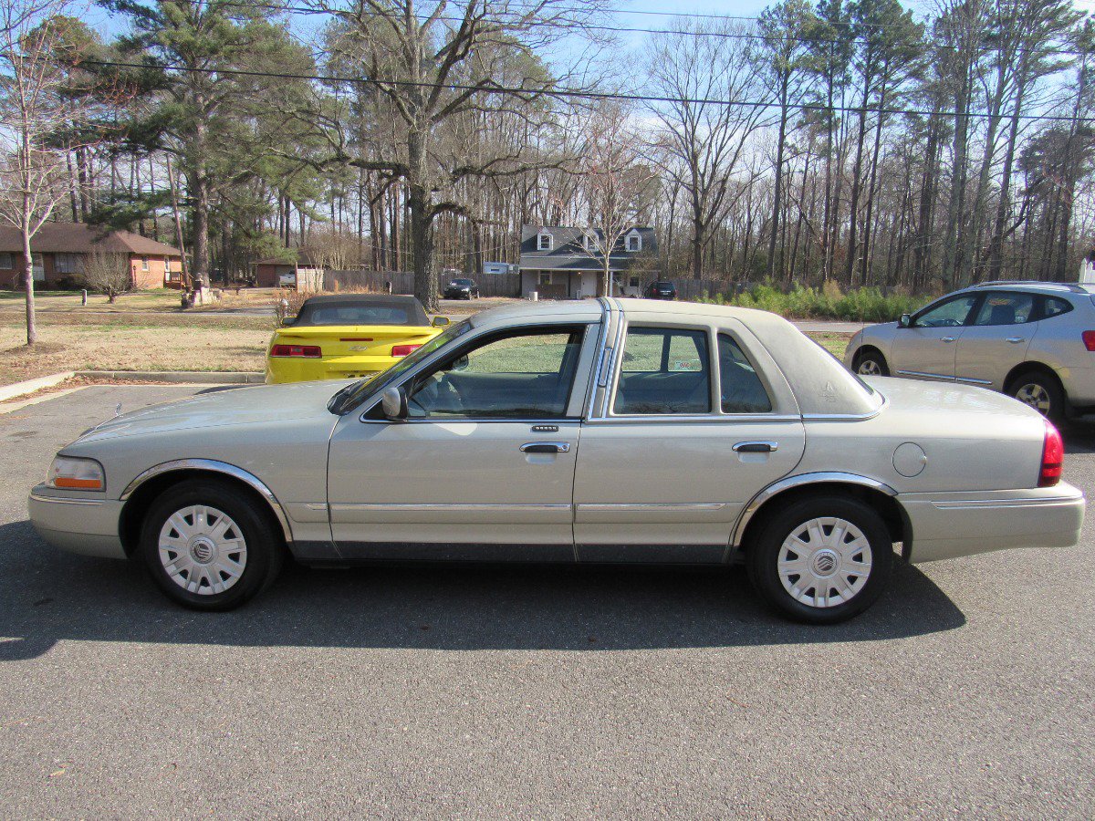 Used 2005 Mercury Grand Marquis GS image 2