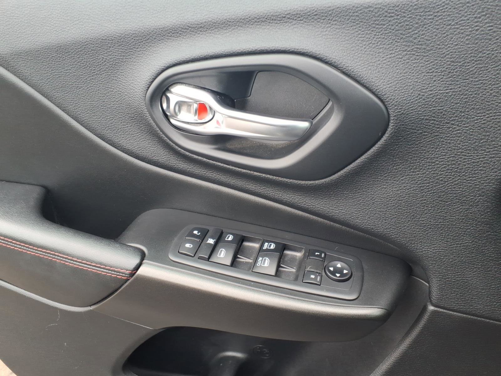 Used 2019 Jeep Cherokee Trailhawk w/ Cold Weather Group AWD/4WD image 16