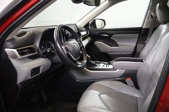 Used 2022 Toyota Highlander XLE AWD/4WD image 11