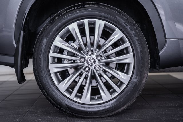 Used 2024 Toyota Highlander Platinum image 19