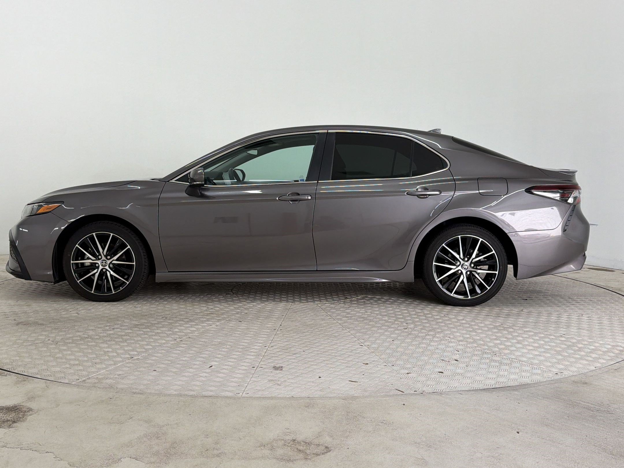 Used 2023 Toyota Camry SE FWD image 2