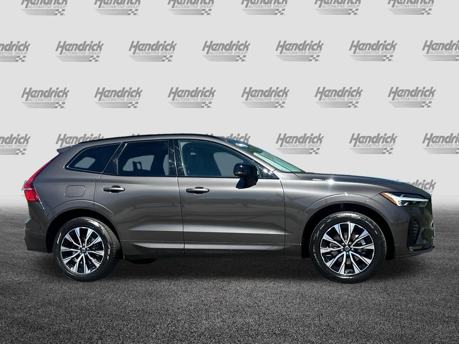 Used 2025 Volvo XC60 B5 Core image 3