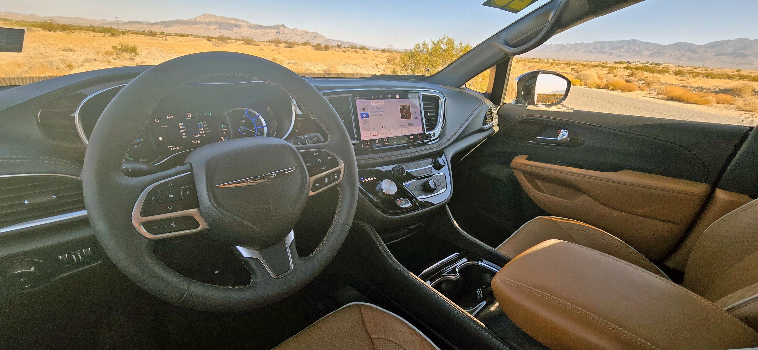 Used 2023 Chrysler Pacifica Pinnacle FWD image 9