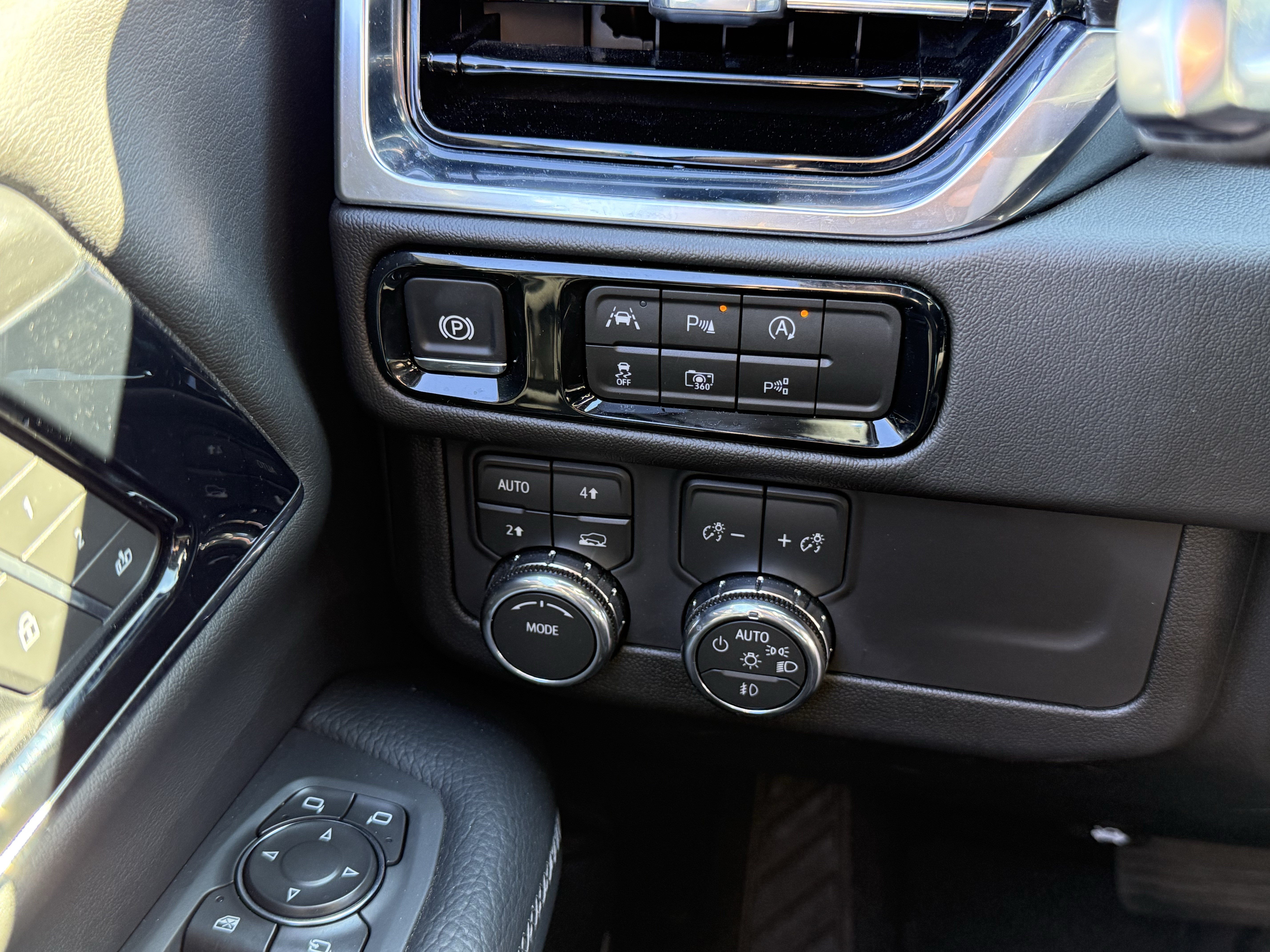 Used 2026 GMC Yukon Denali w/ Sun & Power Step Package AWD/4WD image 30