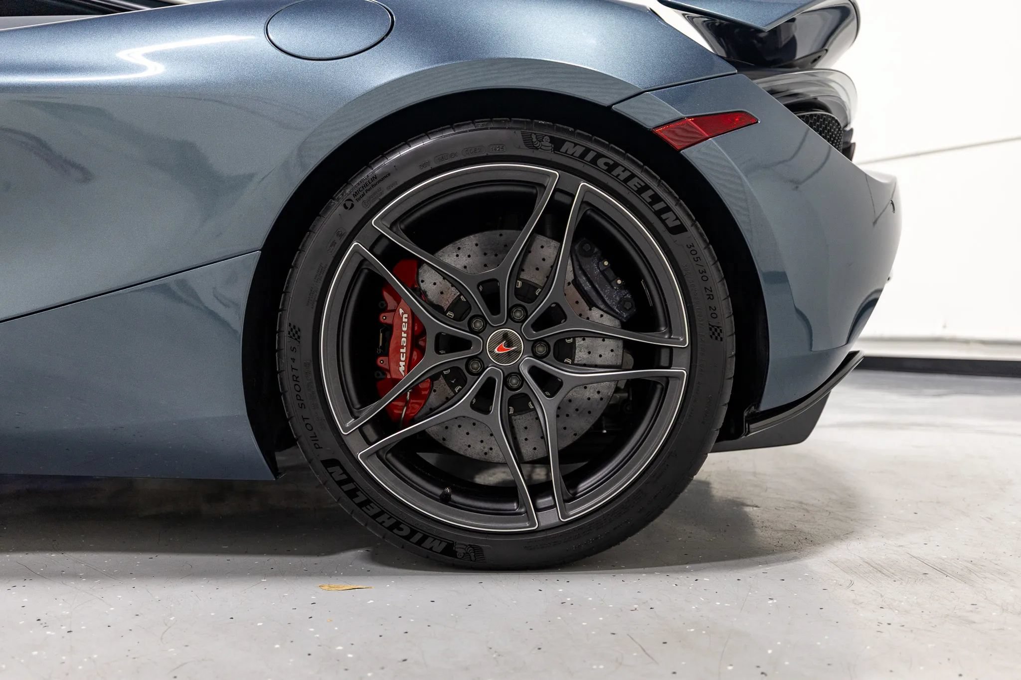 Used 2018 McLaren 720S Performance RWD image 23