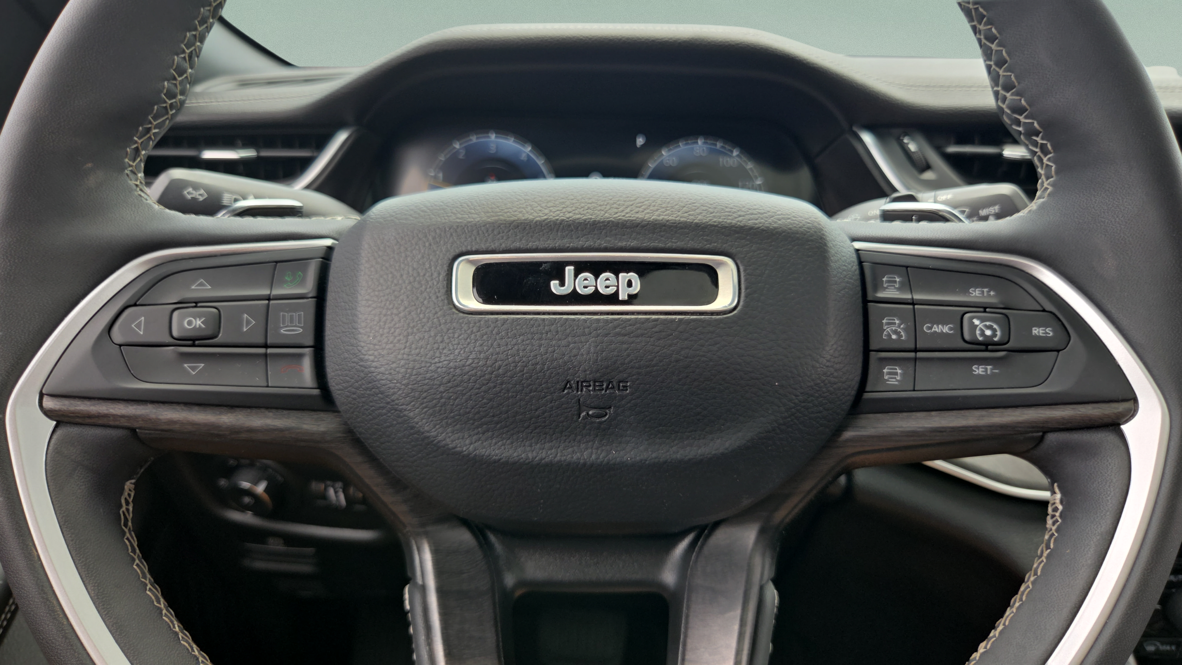 Used 2024 Jeep Grand Cherokee Limited w/ Black Appearance Package AWD/4WD image 27