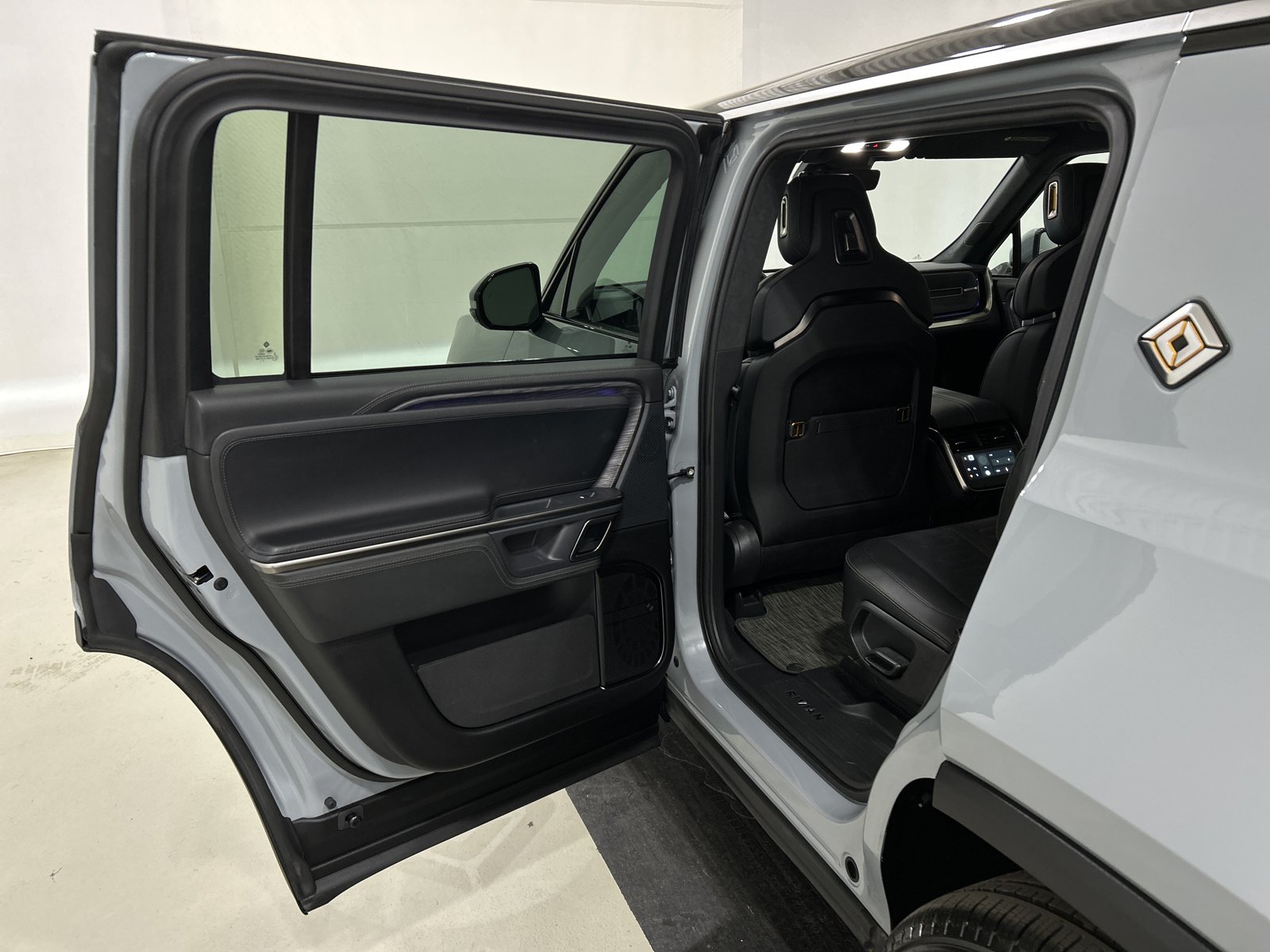 Used 2024 Rivian R1S Adventure AWD/4WD image 17