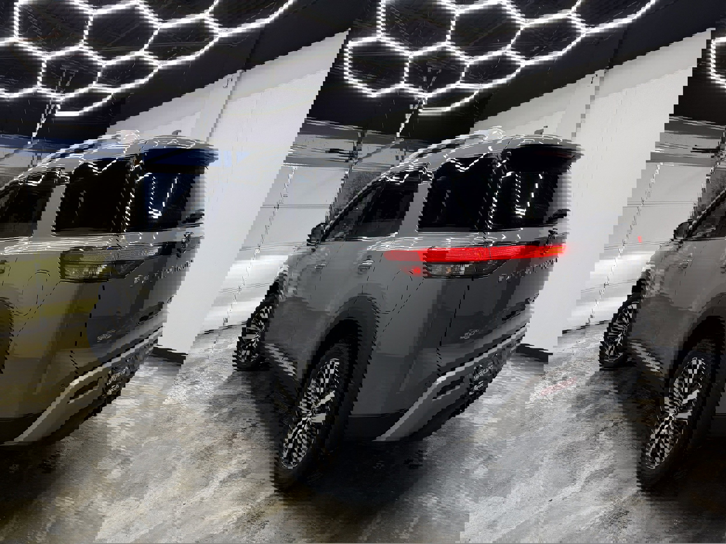 Used 2022 Nissan Pathfinder Platinum image 3