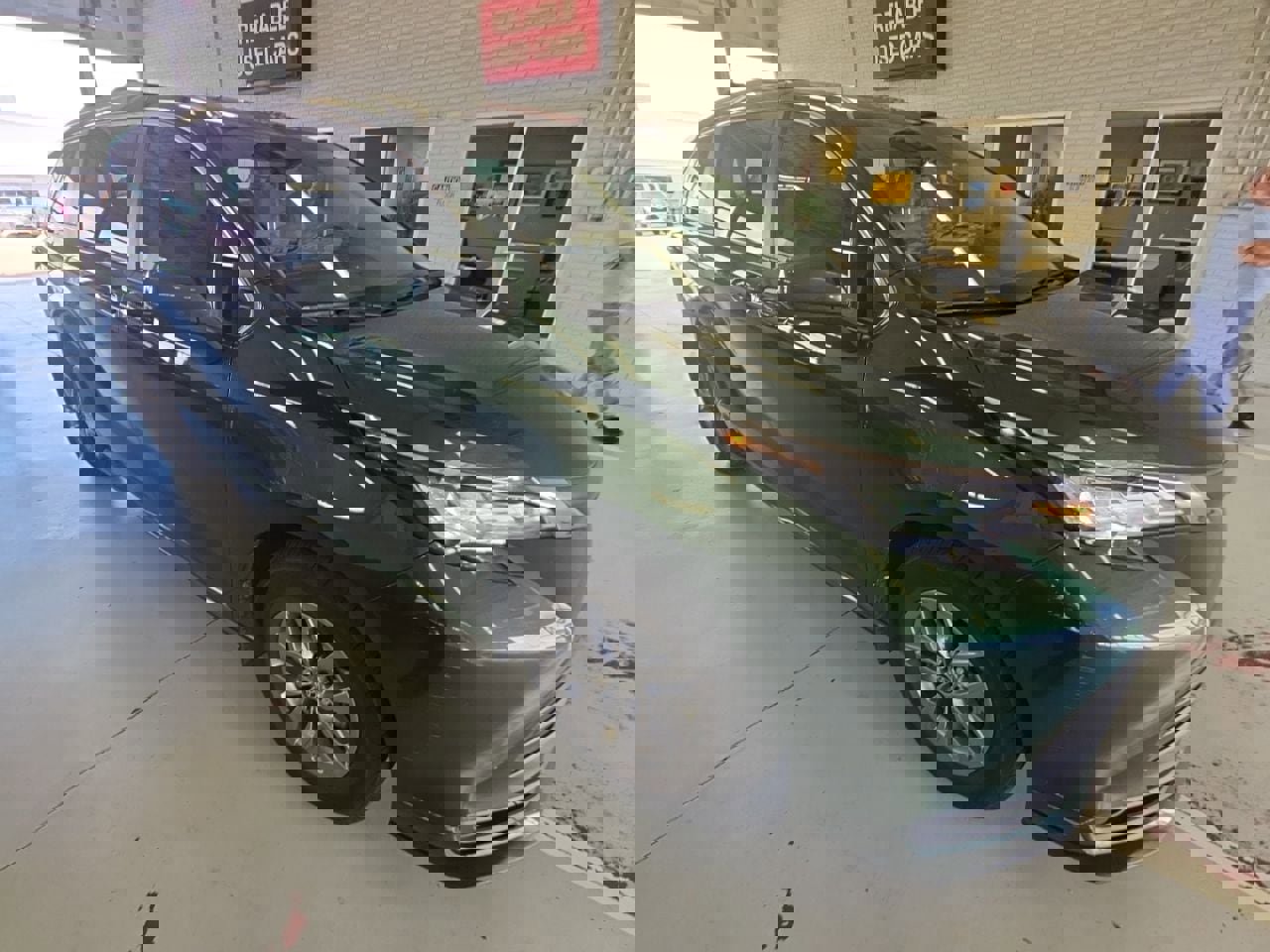 Used 2022 Toyota Sienna LE FWD image 2