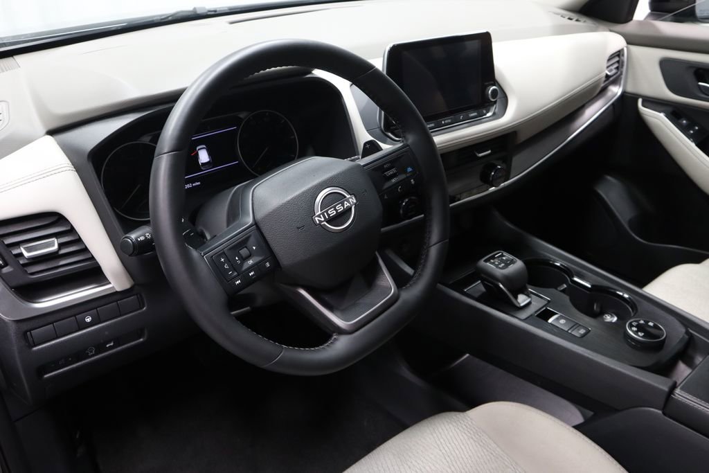 Used 2025 Nissan Rogue SV image 24