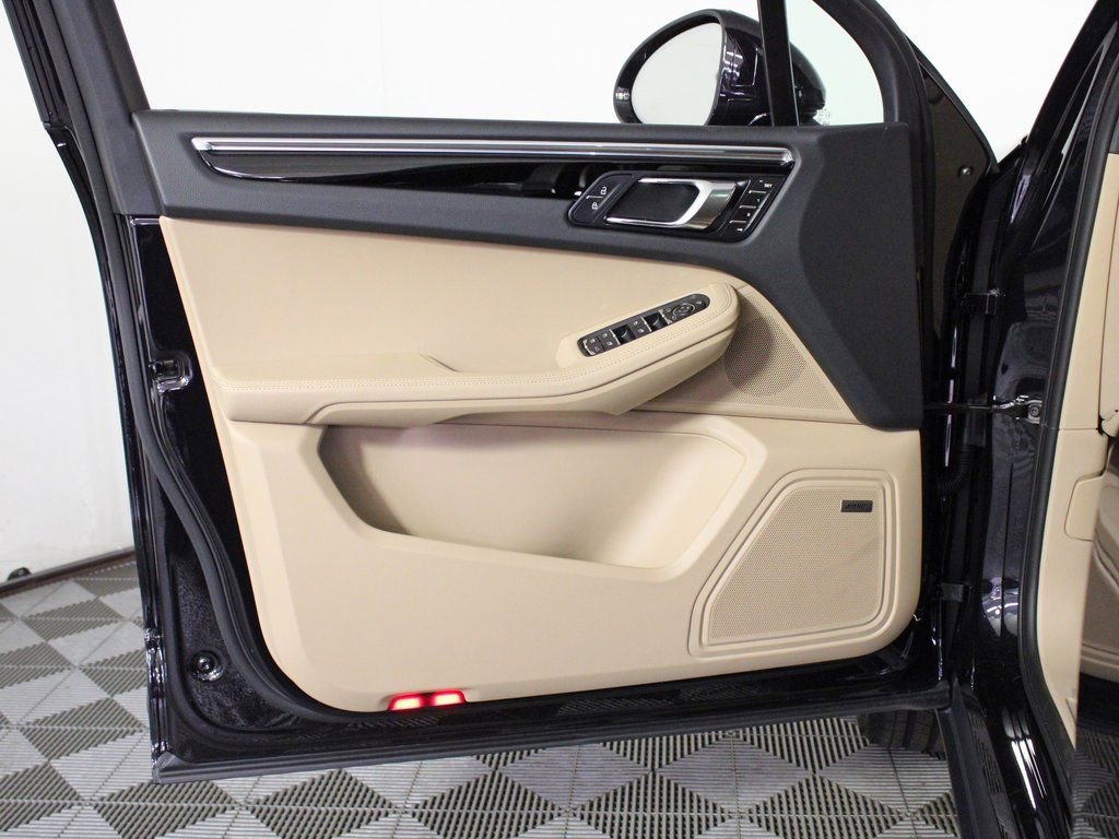 Certified 2025 Porsche Macan image 14