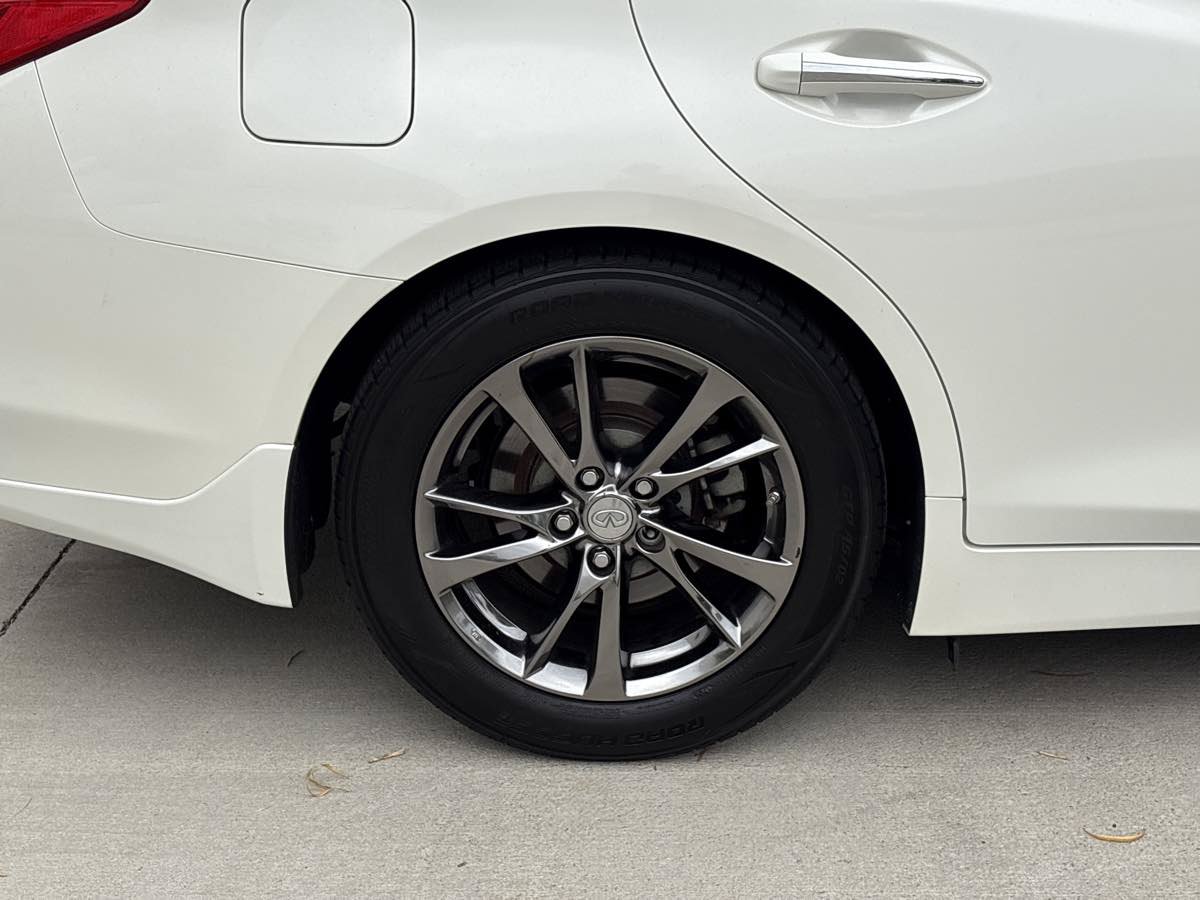 Used 2017 INFINITI Q50 Signature Edition w/ All Weather Package (L93) RWD image 9