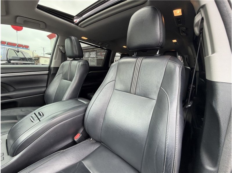 Used 2017 Toyota Highlander SE FWD image 19
