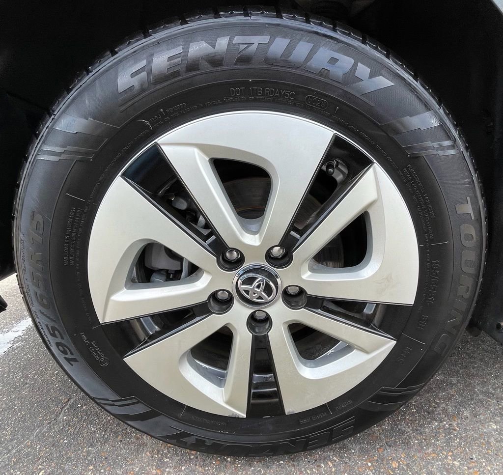 Used 2017 Toyota Prius Four FWD image 16