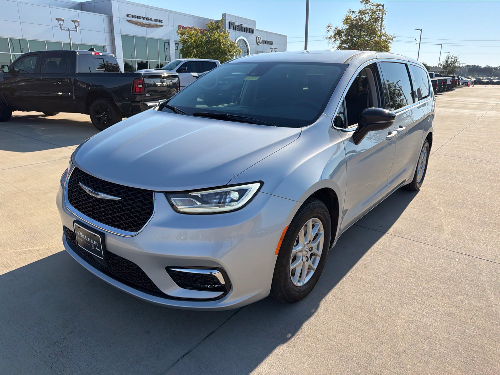 Used 2024 Chrysler Pacifica Touring-L FWD image 9