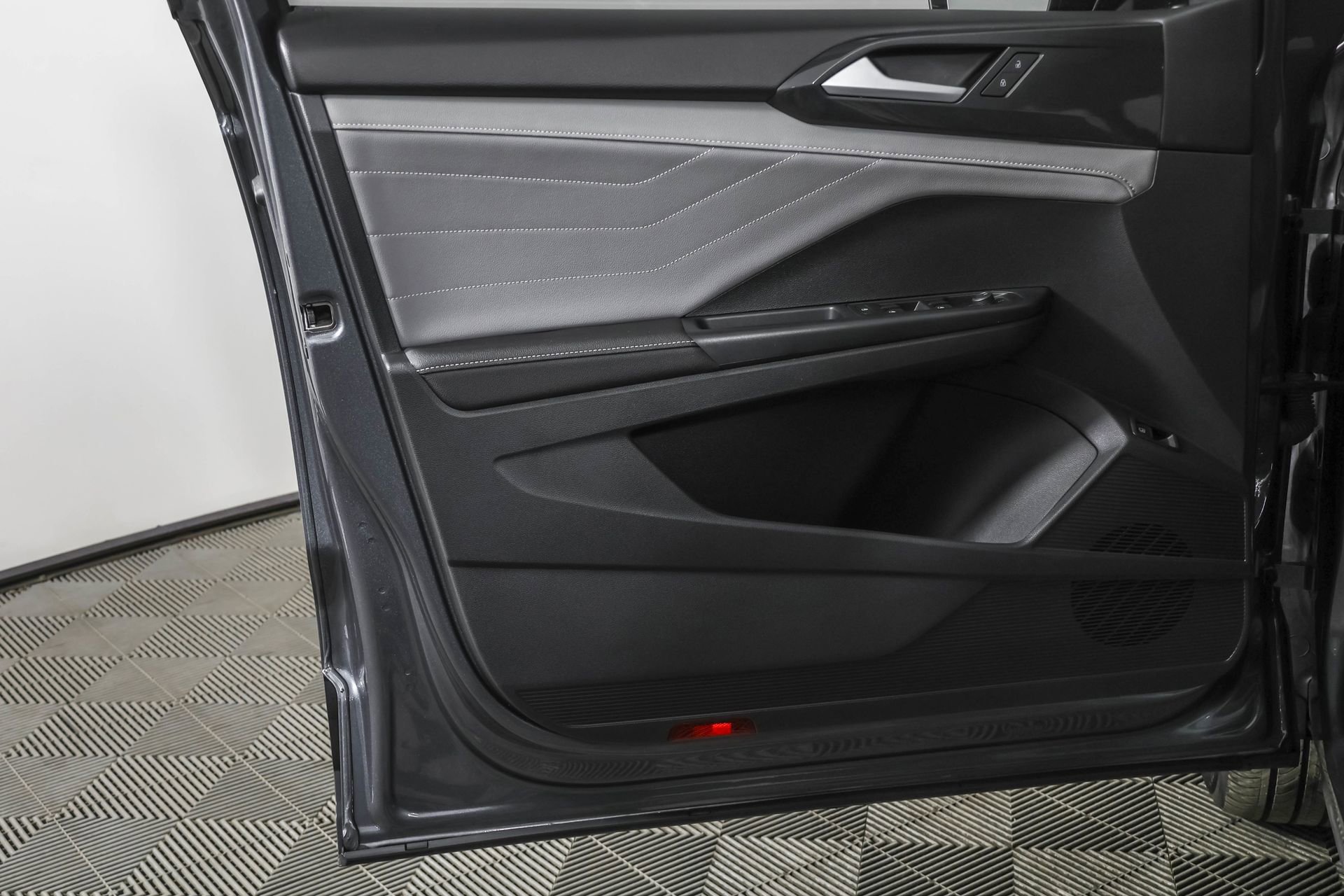 Used 2024 Volkswagen Taos SEL image 35