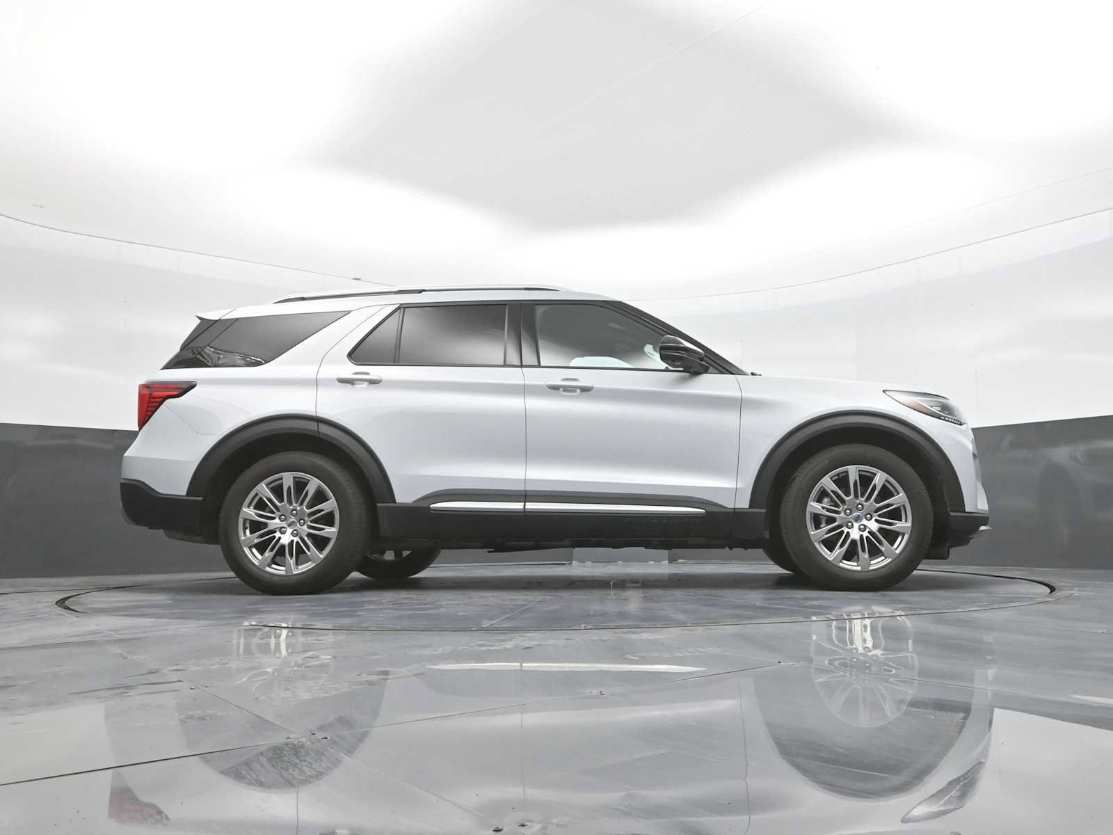 Certified 2025 Ford Explorer Platinum RWD image 29