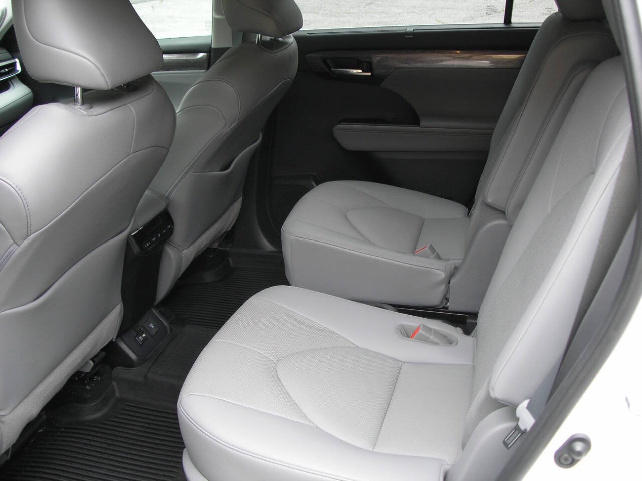 Used 2021 Toyota Highlander Limited AWD/4WD image 4