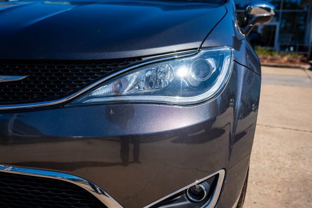 Used 2020 Chrysler Pacifica Limited image 3