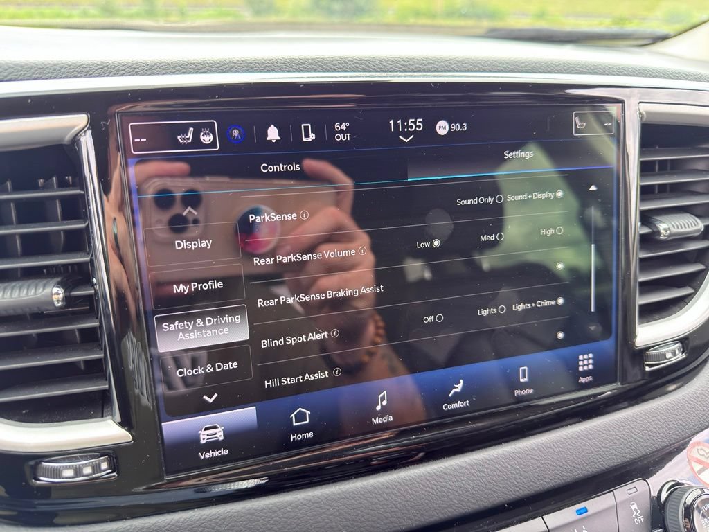Used 2023 Chrysler Pacifica Touring-L FWD image 42