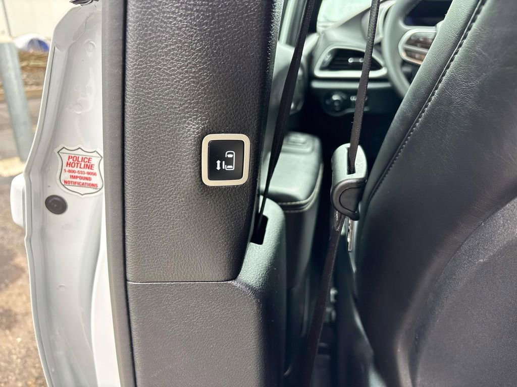 Used 2025 Chrysler Pacifica Select image 13