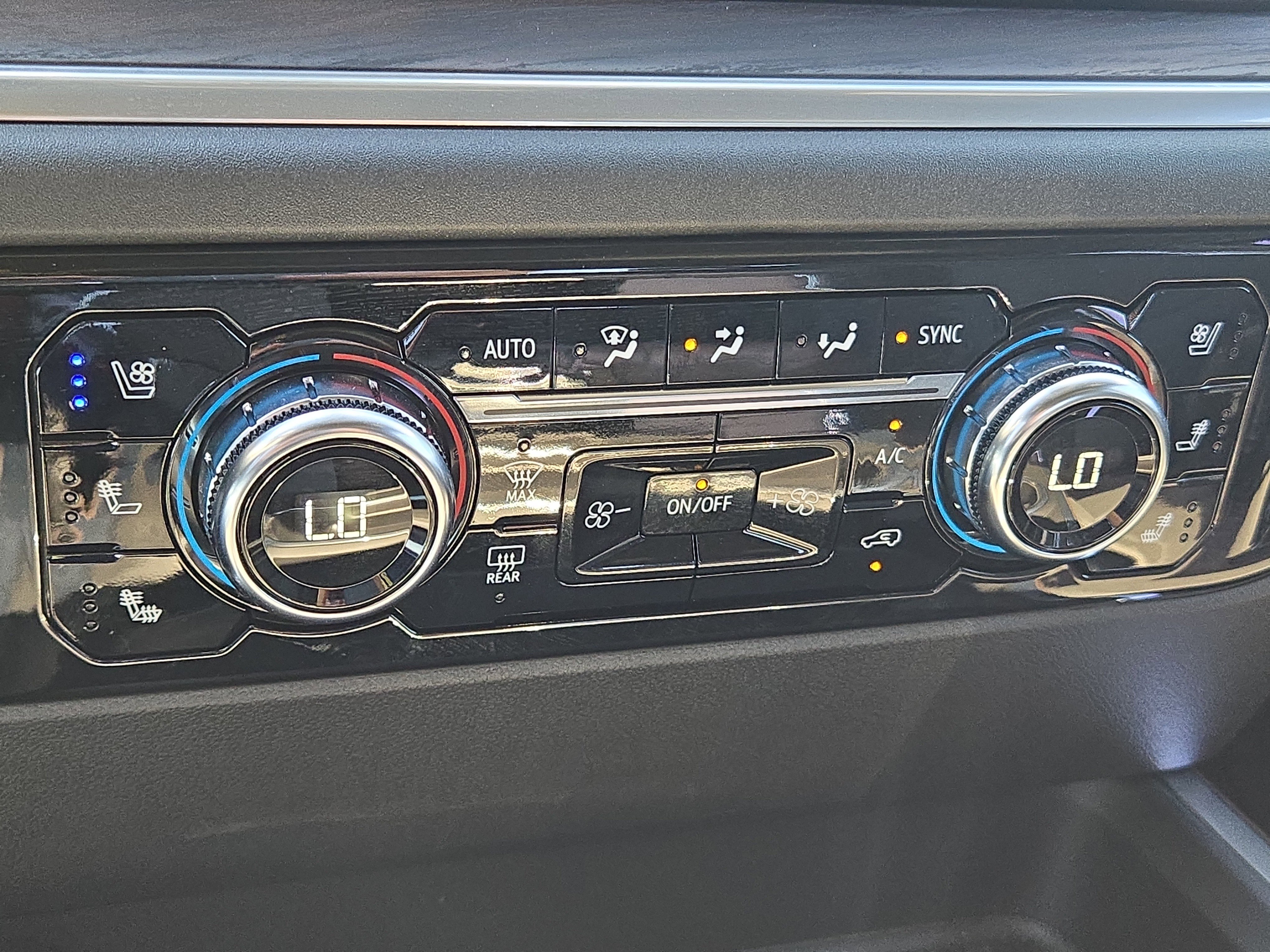 Used 2025 GMC Sierra 2500 SLT w/ SLT Convenience Package AWD/4WD image 32