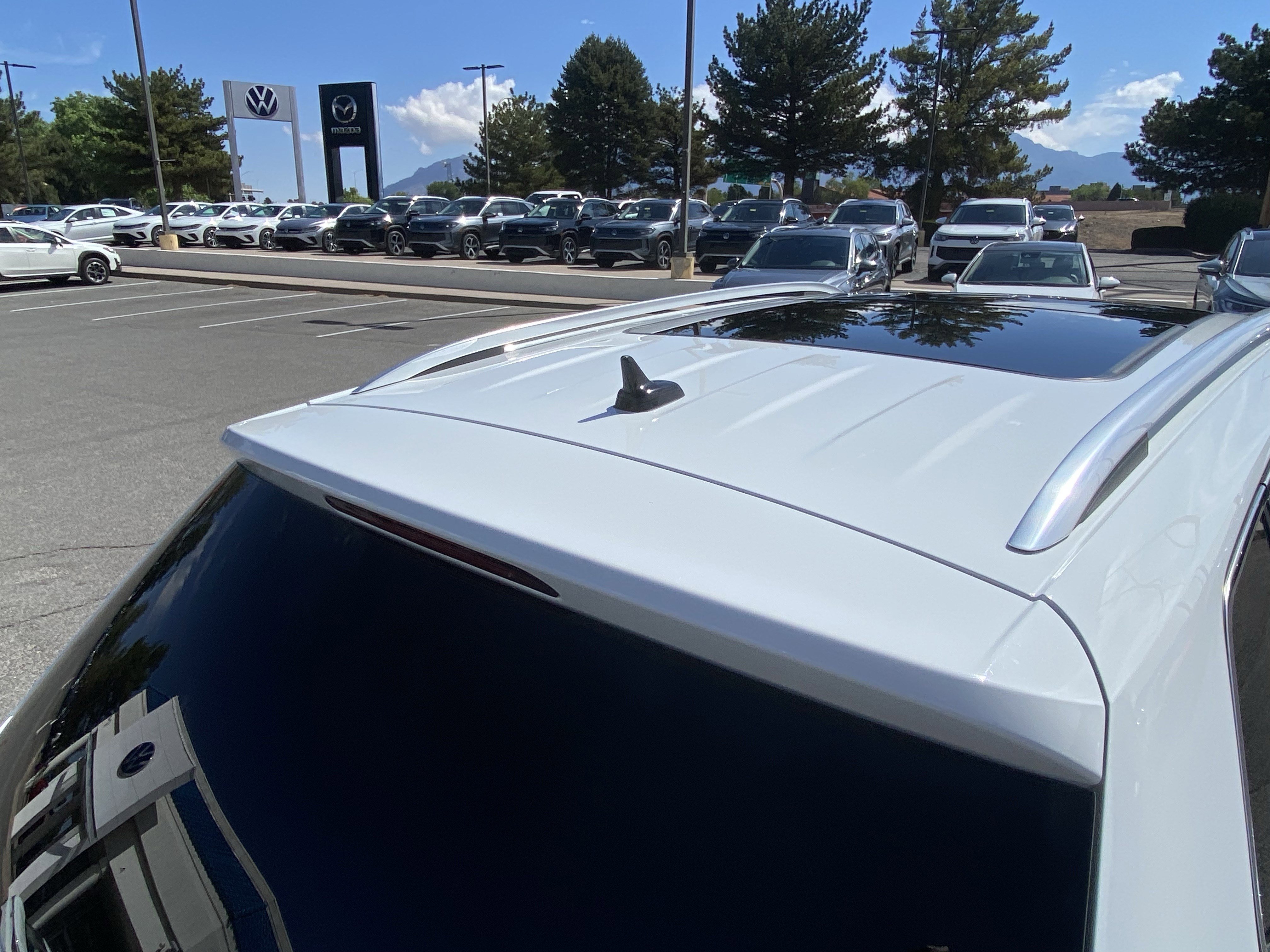 Used 2022 Volkswagen Tiguan SE w/ Panoramic Sunroof Package FWD image 18