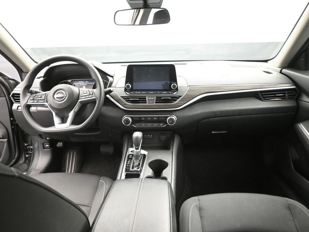 Used 2025 Nissan Altima 2.5 SV image 14