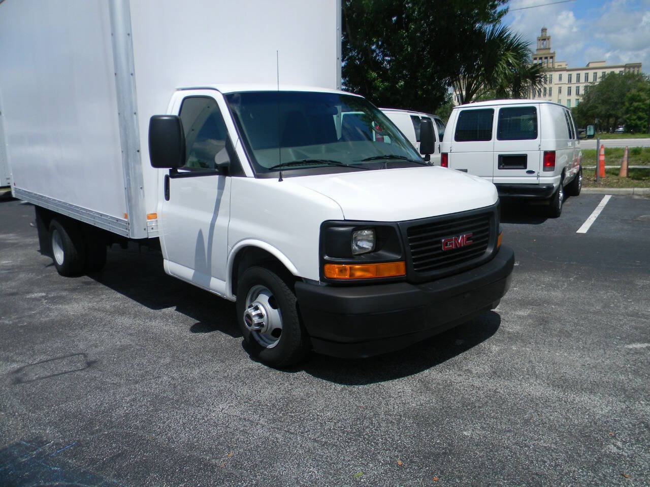 Used 2017 GMC Savana 3500 RWD image 3