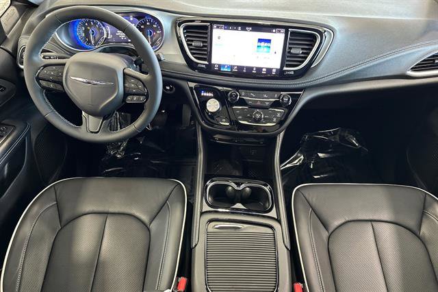 New 2026 Chrysler Pacifica Limited w/ Uconnect Theater Family Group image 10