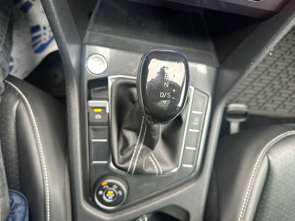 Used 2023 Volkswagen Tiguan SE w/ Panoramic Sunroof Package image 12