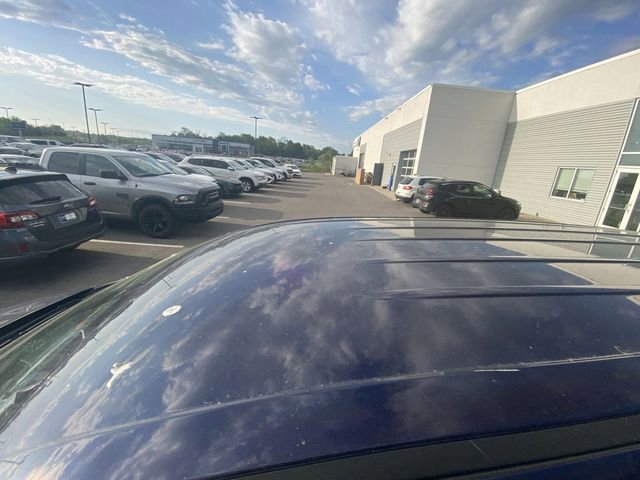 Used 2017 Chrysler Pacifica Touring image 3