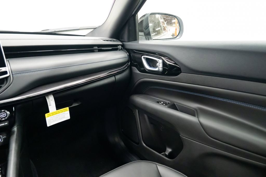 New 2026 Jeep Compass Latitude image 10