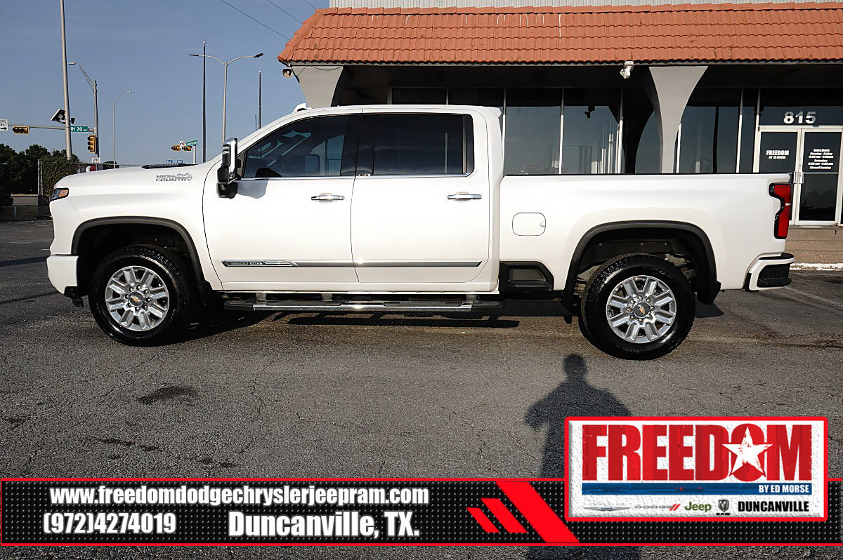 Used 2025 Chevrolet Silverado 2500 High Country w/ High Country Premium Package AWD/4WD image 2