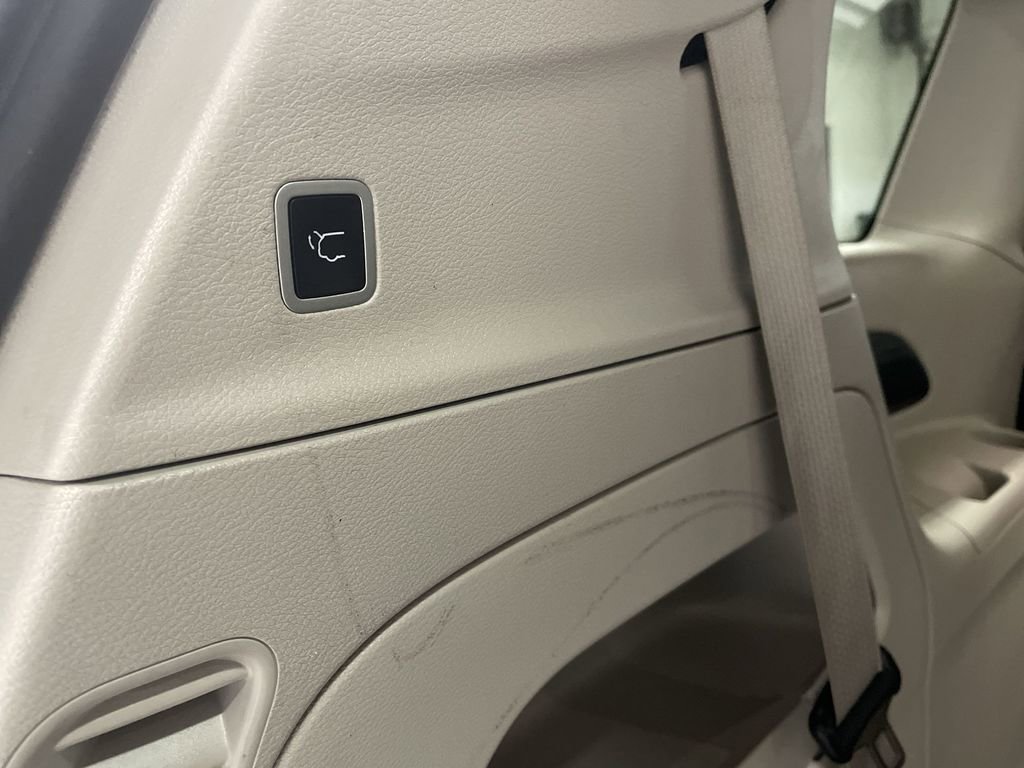 Used 2024 Chrysler Pacifica Touring-L image 16