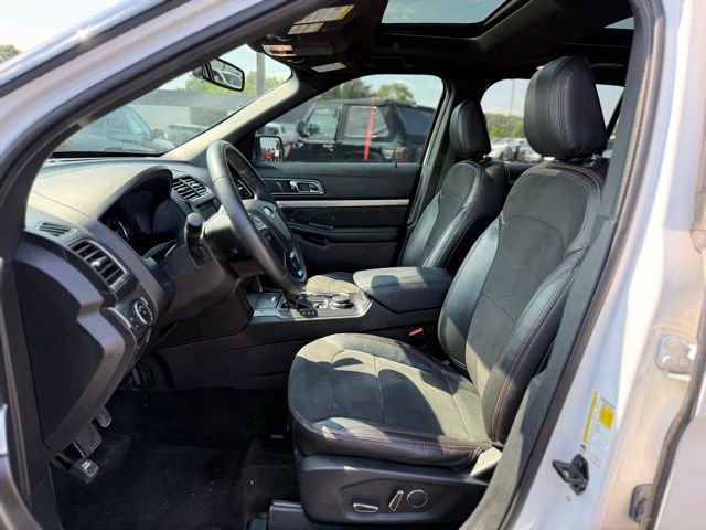 Used 2018 Ford Explorer XLT w/ XLT Appearance Package AWD/4WD image 13