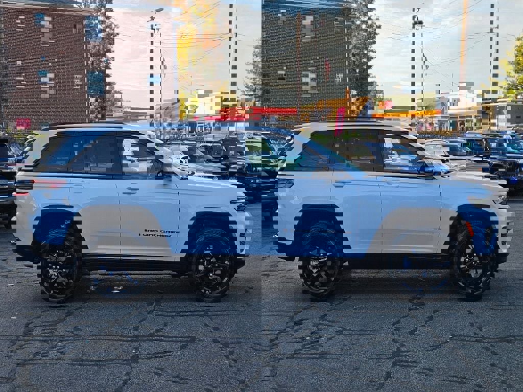 New 2025 Jeep Grand Cherokee Altitude image 6