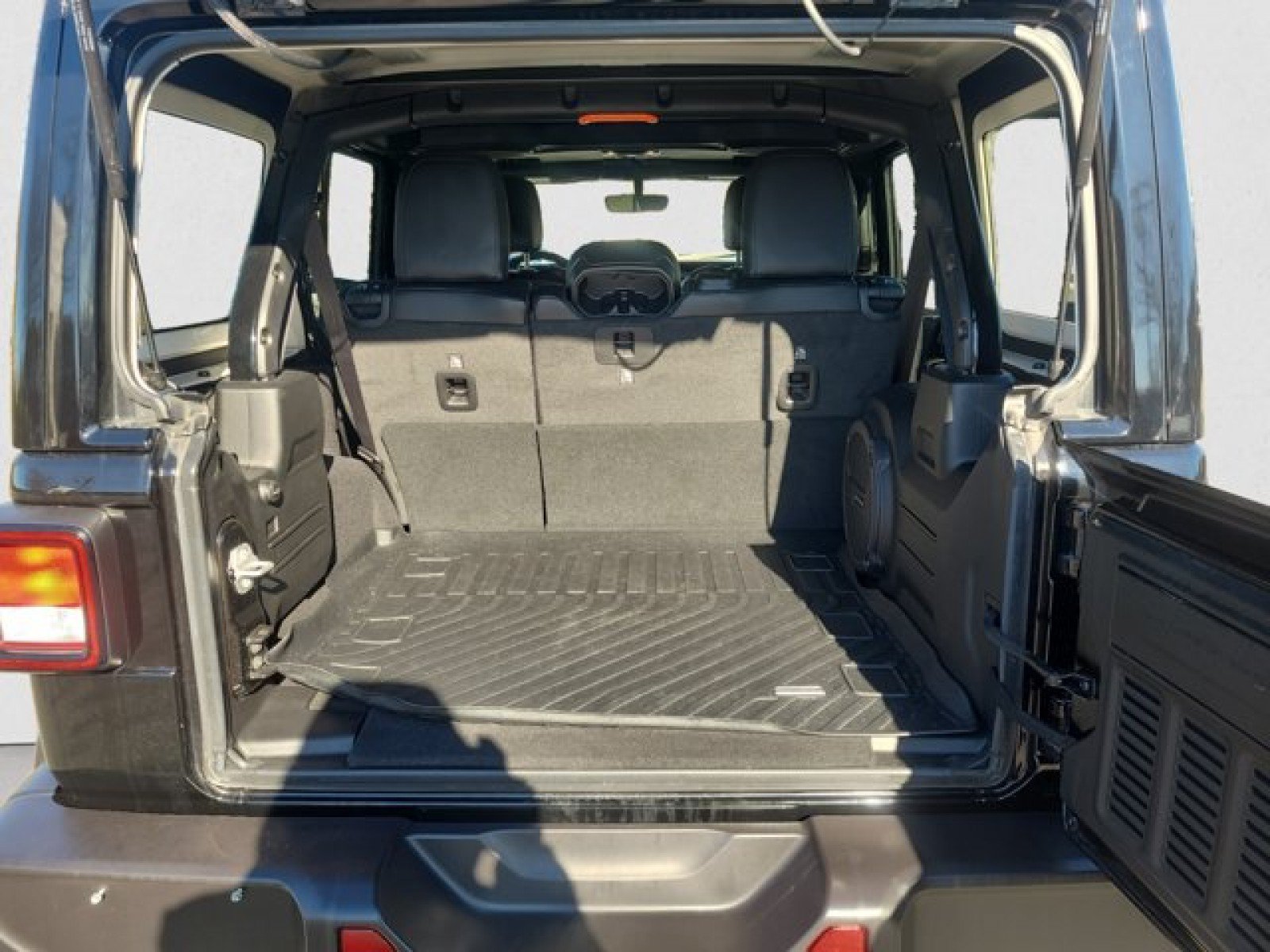 Used 2023 Jeep Wrangler Unlimited Sahara AWD/4WD image 19