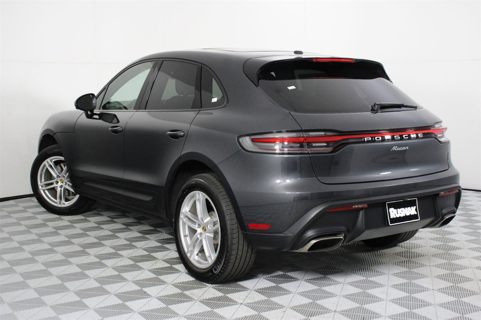 Used 2025 Porsche Macan image 3