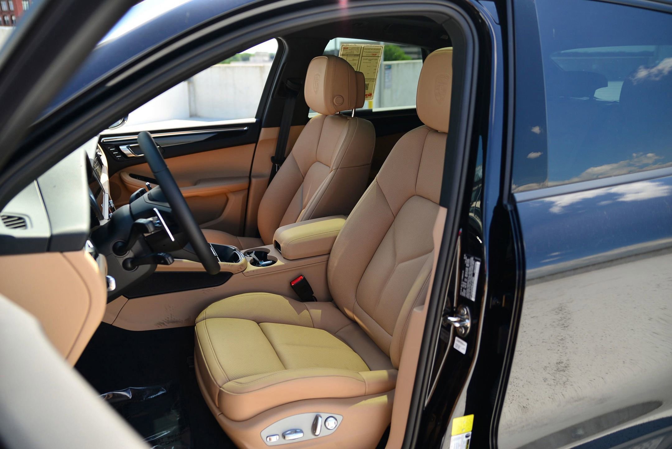 Used 2025 Porsche Macan image 30