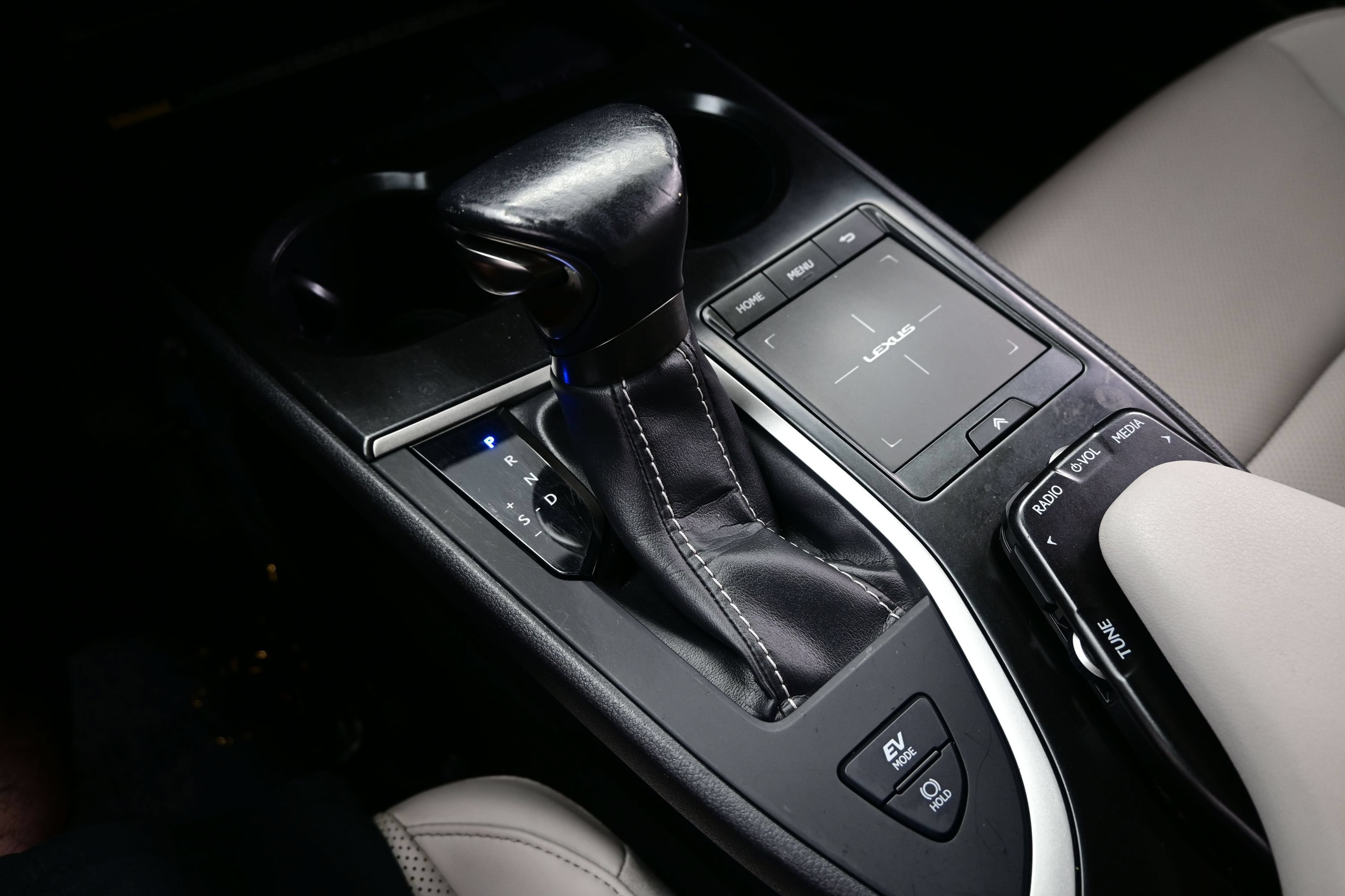 Used 2020 Lexus UX 250h w/ Premium Package AWD/4WD image 23