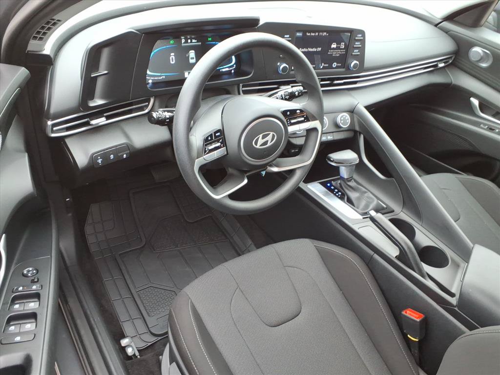 Used 2026 Hyundai Elantra SE FWD image 17