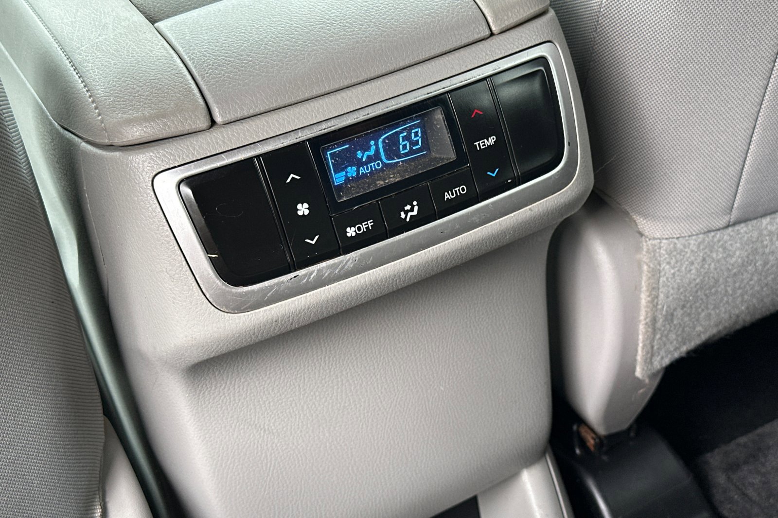Used 2018 Toyota Highlander LE w/ Carpet Mat Package (TMS) AWD/4WD image 14