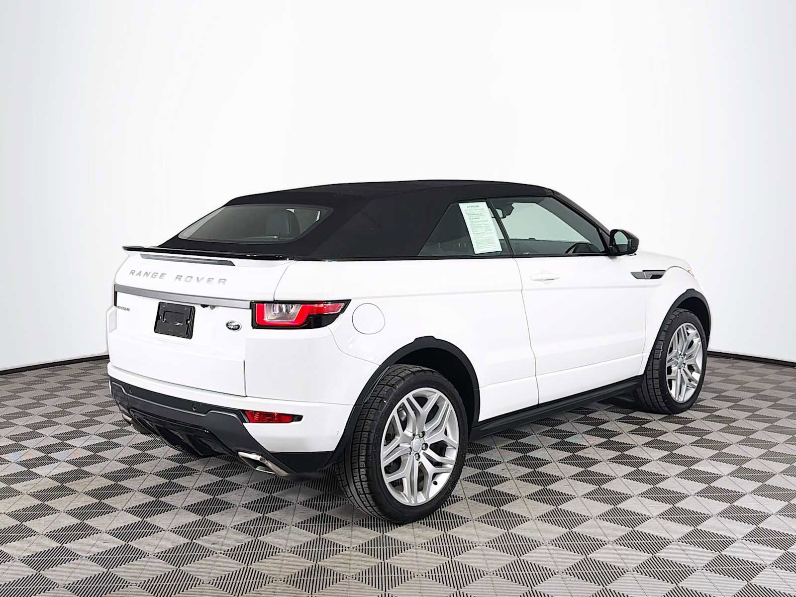 Used 2017 Land Rover Range Rover Evoque SE Dynamic image 5
