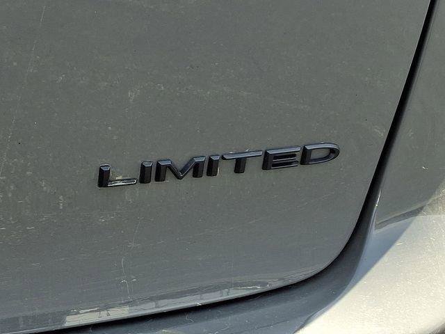 Used 2025 Chrysler Pacifica Limited FWD image 32