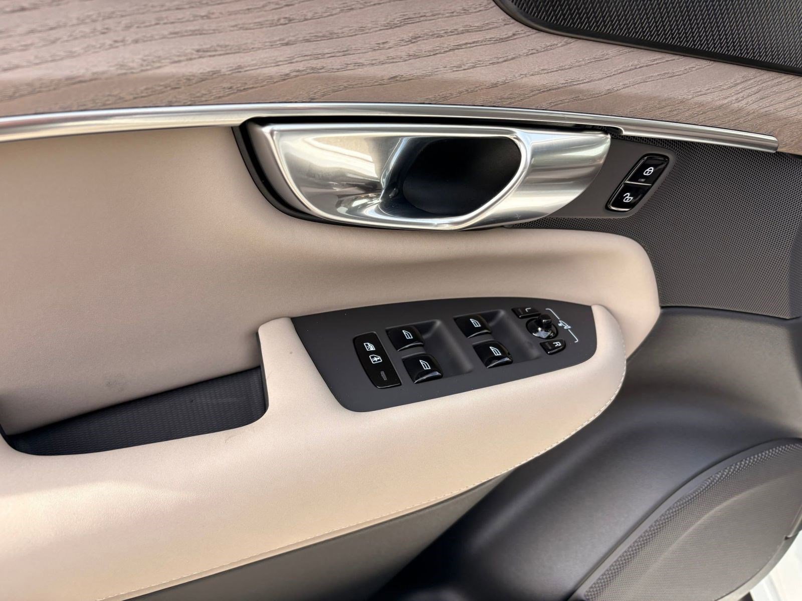 New 2026 Volvo XC90 T8 Plus w/ Protection Package Premier image 12