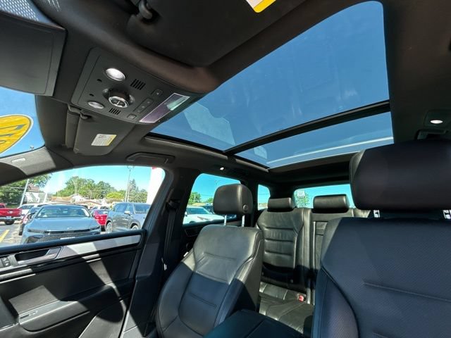 Used 2017 Volkswagen Touareg Wolfsburg Edition AWD/4WD image 37